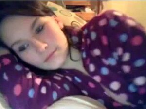 Hübsches Mädchen mit behaarter Muschi