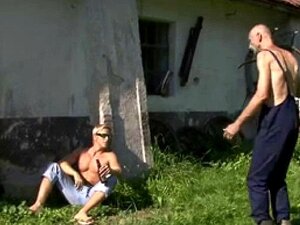 Stiefsohn wird verrückt, nachdem er sie nackt mit seinem Stiefvater