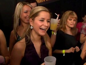 Sexuell explizite Orgie-Party. Üppige Schwänze werden während der
