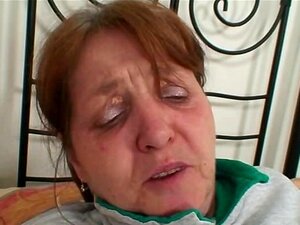 Oma takes het hard van achter
