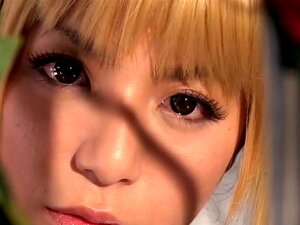 Cosplay-asiatische Babe wird gefingert und gefickt