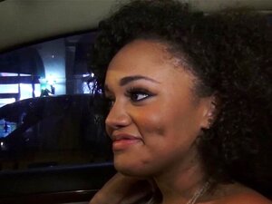 Ebony slet zuigt de chauffeurslul. Ebony sjokker zuigt de