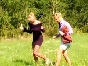 Schmutzige Küken lieben es, Schwänze mit ihren Kleidern anzuziehen