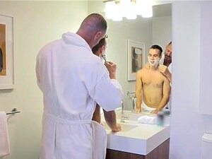 FamilyDick - Стидљиви пасторак учи очуха да