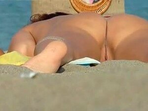 Naken på stranden