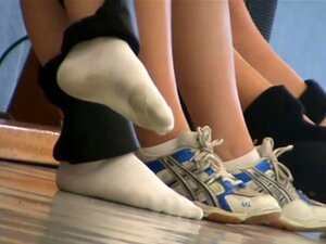 süßes Volleyballküken in weißen Socken. süßes Volleyball Küken