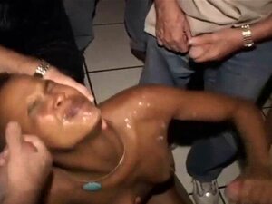 Ebony Cum-bedeckte Gruppenhure lutscht und wichst Schwänze für