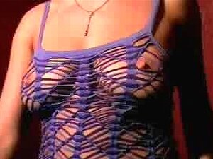 YouPornMate HoneyPoison2U gebruikt speeltje op cam