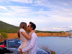 Paar fickt auf Ibiza. Frisches, fittes Paar verbringt ihren Urlaub auf