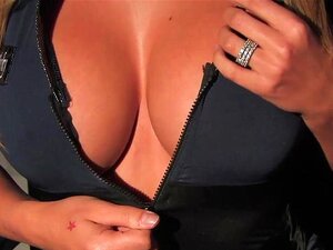 Hot Brooke Brand ist sowohl der Cop als auch der Insasse