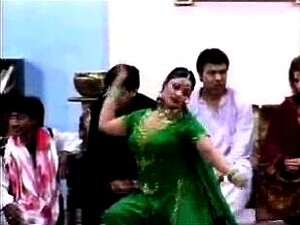 Indische schöne Schauspielerin badet in einem Softcore-Mallu-Film