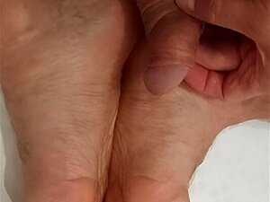 Ha pisciato sulle sue gambe e si è masturbato il suo cazzo.