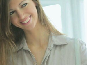 Susan Ayn ist bereit, das Haus zu verlassen, sie schaut