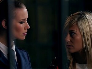 Lola Reve hat sich 3 Gefangenen unterworfen