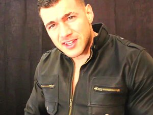 Muskelkerl saugt den Saft meiner Lederhandschuhe auf