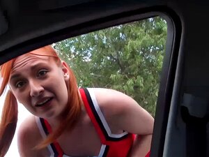 Blonde Cheerleaderin Eva wird in einem Auto hart von der Strate