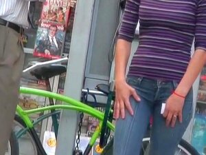 Eine frische, schöne Frau in blauen Jeans wird in der Öffentlichkeit