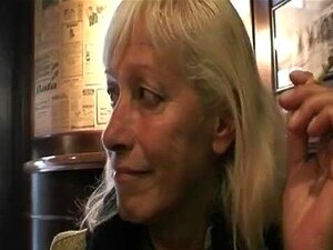 Süße wird in einer Bar von einem älteren Paar aufgegabelt