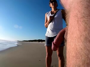 Nackter Amateur entdeckt seine dicke Fleischstange am Strand
