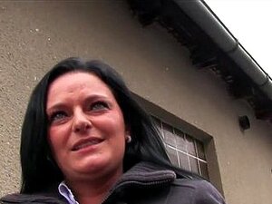 Büstenhafte europäische Milf wird in der Öffentlichkeit gefickt