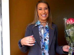 Frische Immobilienmaklerin feiert ihren ersten Verkauf