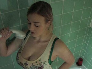 Kinky Blondine wird in einem kostenlosen Daunenbluse-Video ganz nass,