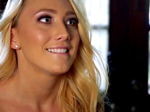 Mia sitzt über AJs hübschem Gesicht, bis sie heftig kommt. AJ lässt