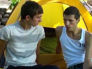 Twee Russische twink jongen's bareback buitenseks