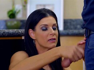 Mama fickt Stiefsohn und isst süße Creampie für