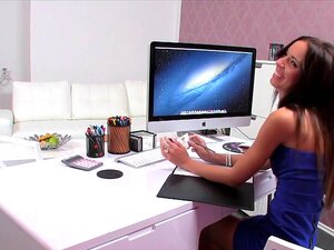 Weibliche Agentin ohne Höschen wird beim Casting gefickt, sexy