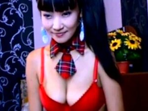 Kiinalainen tuore tyttö strippaa livenä