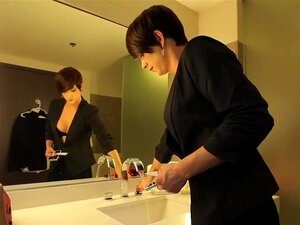 Busige Transe wird in einem interracial Duo doggystyle gefickt