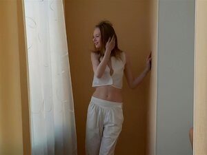 Erlebe, wie die süße und schlanke College-Brunette Daisy