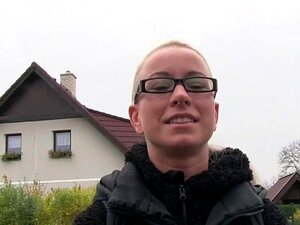 Blonde Amateurin wird in öffentlicher POV gefickt. Tschechische