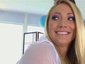 Großer Schwanz Roccos fickt Lunas hübsches Gesicht. Atemberaubende