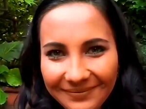 Blackhaired enkeli on arvokas ottaen kasvohoidot bukkake,