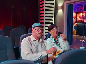 Älteres Paar Syren DeMer und Dick knabbern Athena gestört von einem