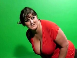 Eine große, schöne Frau lutscht und reitet seinen schlampigen Jock