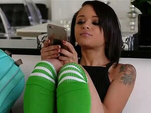 ExxxtraSmall - Kleine süße Holly Hendrix wird vom Nachbarn in den