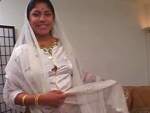 Indische Frau lutscht und kopuliert zwei Ramrods anal