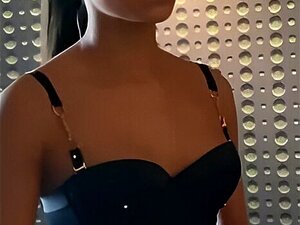 Französische Brünette wird im Hotel vor ihrem Ehemann gefickt -