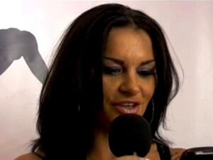 Shebang.TV - Sexy Brünette Dionne Mendez masturbiert. Shebang,TV -