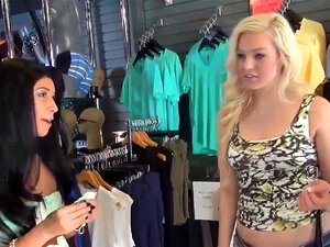 Blondine und Brünette in heißem Dreier