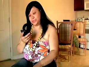 Schöne brünette BBW mit großen Titten liebt es, schmutzig zu reden