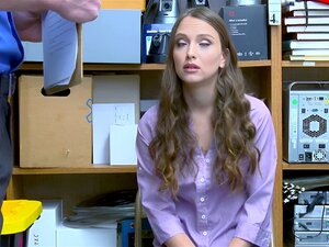 Ladendiebin Cutie Izzy Lush ist für eine Leibesvisitation im Büro,