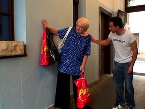 Busige blonde Oma spreizt die Beine für einen Fremden