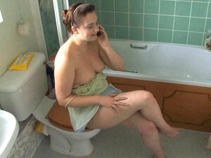 frische Tussi mit sexy Beinen sitzt auf der Toilette, ein sehr