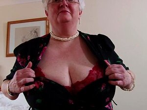 Britische große reife Oma spielt mit sich selbst