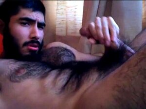 volle harige verse man komt in mond