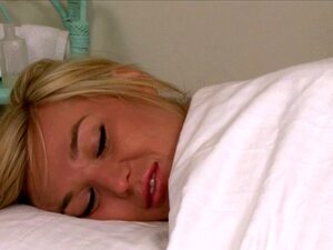 Geriebene Transe auf dem Massagetisch gefickt